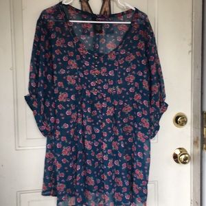 Super cute plus size sheer blouse.+